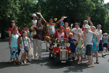 Children and entertainers posing for the picture