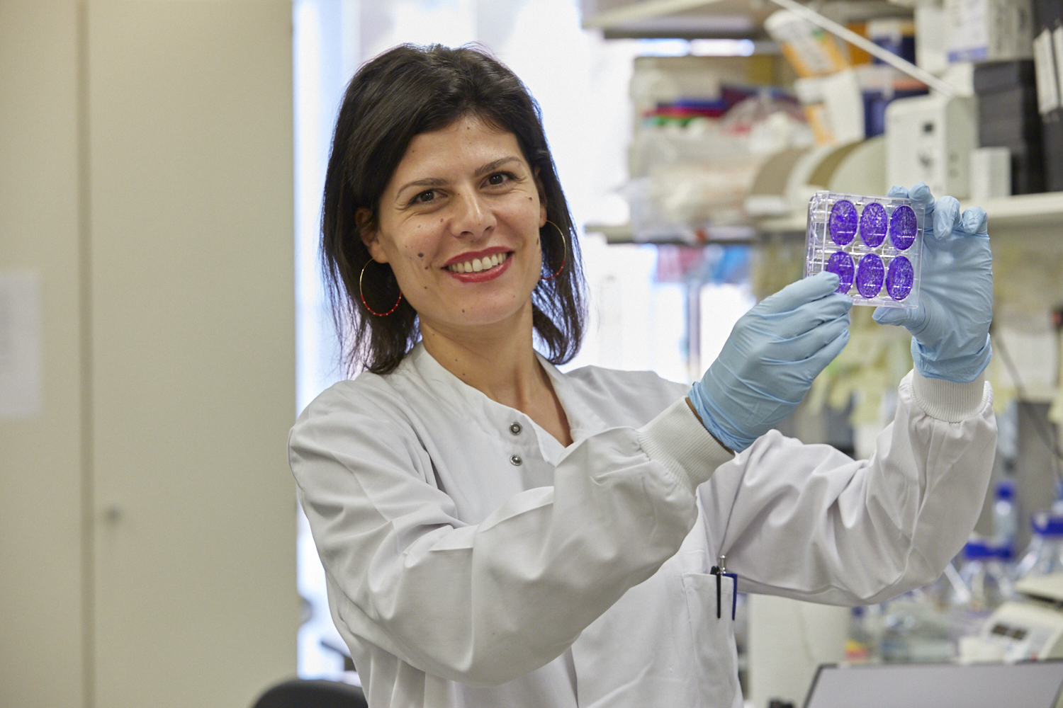 https://www.childrenwithcancer.org.uk/wp-content/uploads/2020/07/Femail-researcher-smiling-at-camera-holding-a-plate-of-cells.jpg
