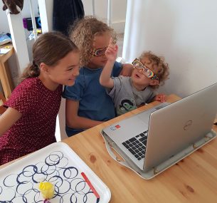 phoebe and her sisters looking at laptop for sicence party (2)