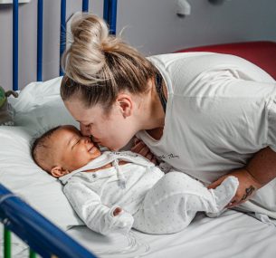 Mum kissing Amelia in hospital