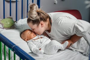 Mum kissing Amelia in hospital