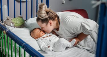 Mum kissing Amelia in hospital