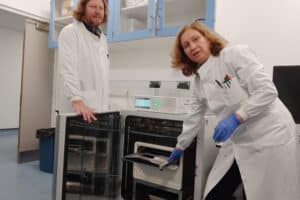 Hoogenkamp and Satulovic in the lab